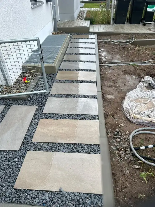 Großformatige Terrassenplatten als Weg in Splittbett verlegt