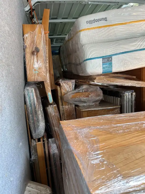 Sicher in Folie verpackte Möbel und Matratzen im Umzugstransporter